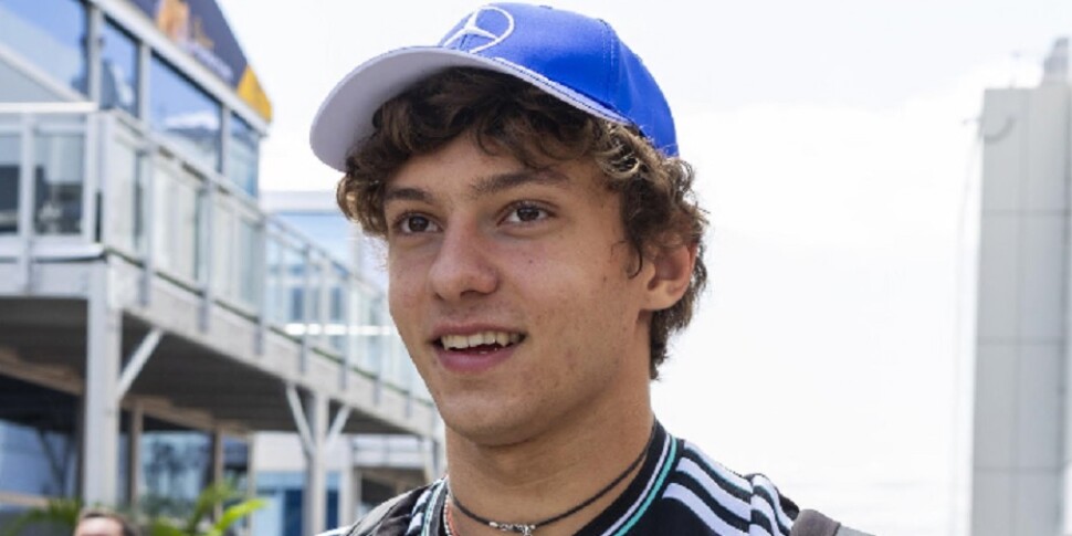 Kimi Antonelli, il campione 18enne che vola in Formula 1 torna a scuola con i compagni per la maturità