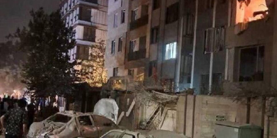 Notte di boati a Teheran tra paura e speranza: "Serve una risposta dura". Ma c Notte di boati a Teheran tra paura e speranza: "Serve una risposta dura". Ma c