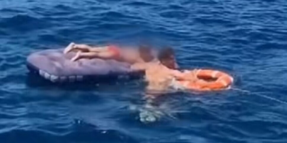 Bimbo di 5 anni finisce al largo col materassino, salvato dalla Guardia costiera a Castellammare. Soccorsa pure la nonna VIDEO Bimbo di 5 anni finisce al largo col materassino, salvato dalla Guardia costiera a Castellammare. Soccorsa pure la nonna VIDEO