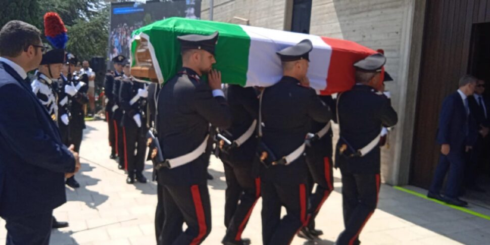 Ostuni si ferma per l’addio al brigadiere Carlo Legrottaglie: lacrime, applausi e una folla commossa Ostuni si ferma per l’addio al brigadiere Carlo Legrottaglie: lacrime, applausi e una folla commossa