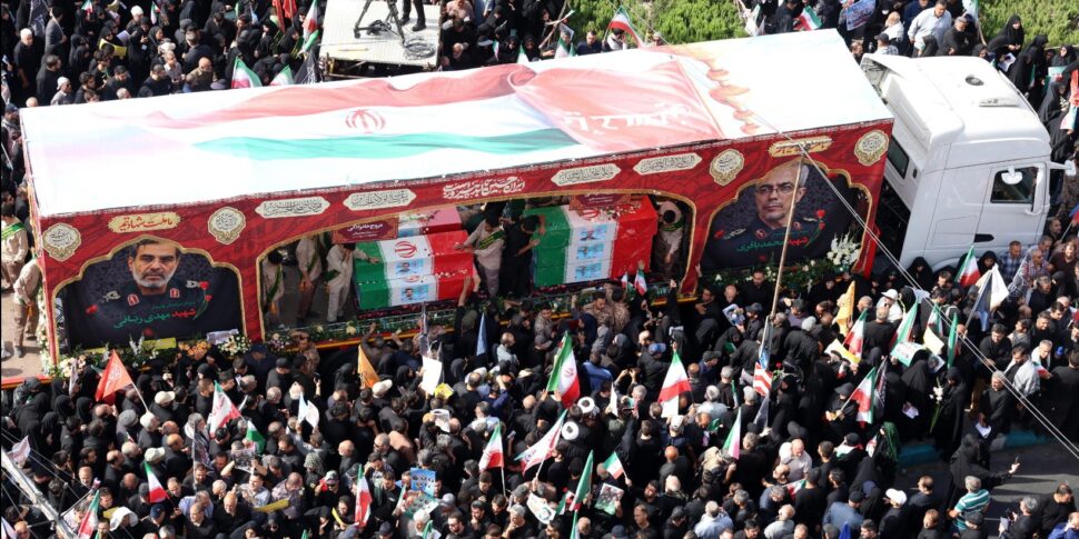 Iran, folla a Teheran per funerali vittime di alto rango dei raid Idf Iran, folla a Teheran per funerali vittime di alto rango dei raid Idf