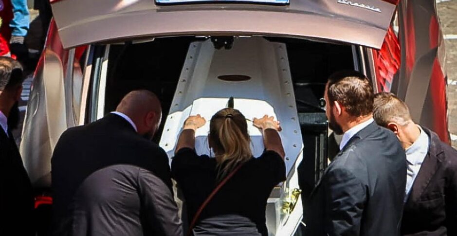 https://assets.gazzettadelsud.it/2025/06/Funerali-di-Martina-Carbonaro-la-quattordicenne-di-Afragola-uccisa.-Napoli-4-Giugno-2025-3-939x485.jpg