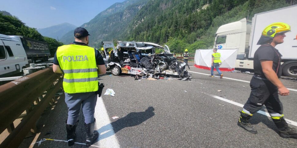 ambulanza tampona un tir sulla a22 muoiono paziente e accompagnatore della croce bianca feriti autista e donna a bordo