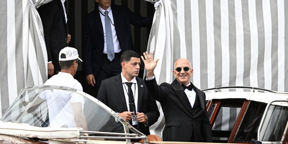 Jeff Bezos e Lauren Sanchez sono ufficialmente marito e moglie Jeff Bezos e Lauren Sanchez sono ufficialmente marito e moglie