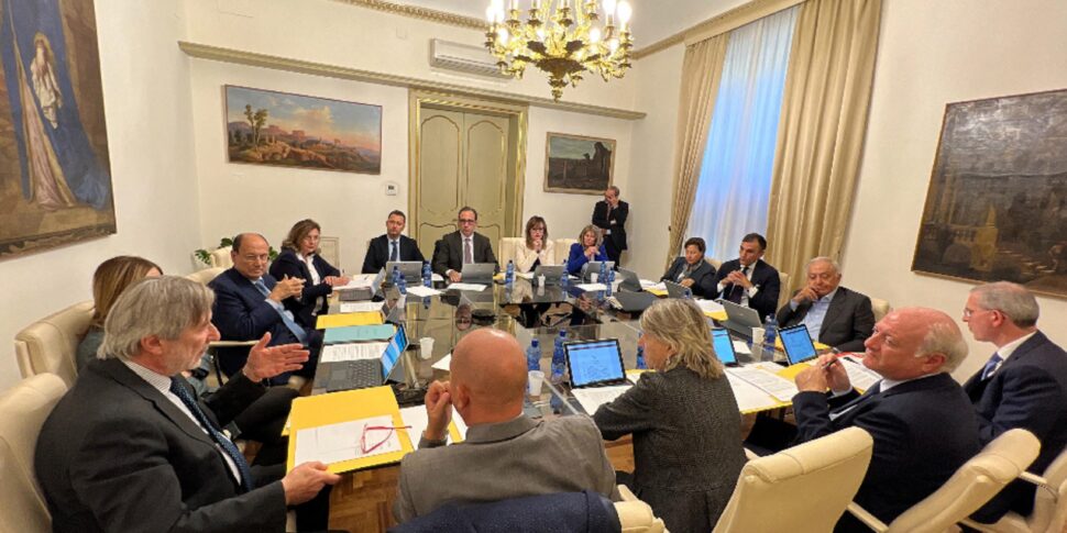 Regione Siciliana, “giostra” dei dirigenti: si riapre la partita nel centrodestra Regione Siciliana, “giostra” dei dirigenti: si riapre la partita nel centrodestra