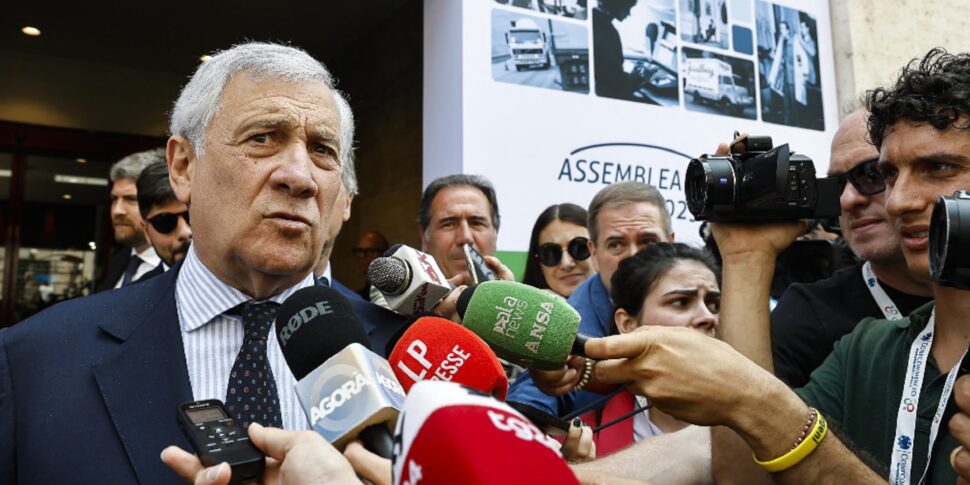https://assets.gazzettadelsud.it/2025/06/Il-ministro-degli-Affari-Esteri-Antonio-Tajani-durante-lAssemblea-Generale-di-Confcommercio-970x485.jpg