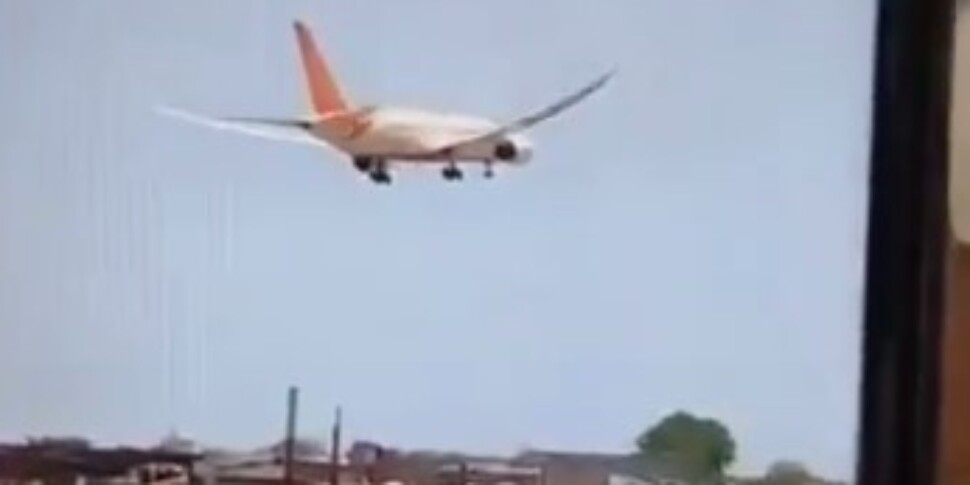 Aereo passeggeri precipita dopo il decollo in India, a bordo oltre 240 persone: ci sono due sopravvissuti Aereo passeggeri precipita dopo il decollo in India, a bordo oltre 240 persone: ci sono due sopravvissuti