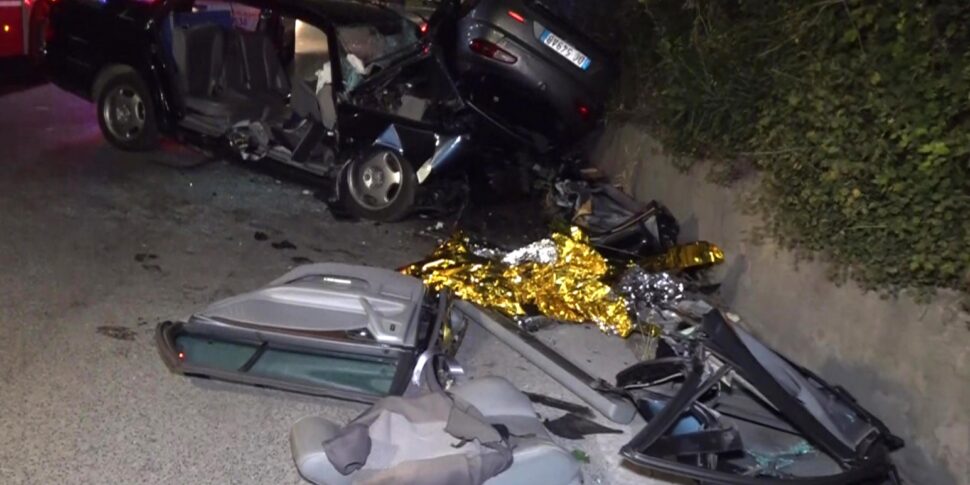 Tragico incidente tra due auto vicino Frosinone: identificate le 4 vittime. Le vetture ridotte a un ammasso di lamiere Tragico incidente tra due auto vicino Frosinone: identificate le 4 vittime. Le vetture ridotte a un ammasso di lamiere