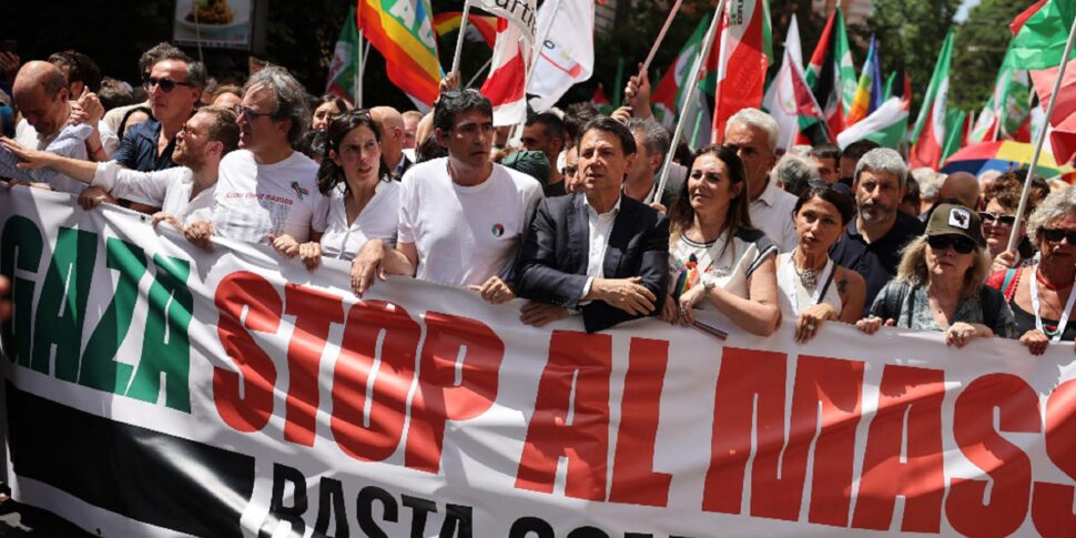 A Roma il corteo per Gaza: Schlein, Conte e Avs in piazza dietro lo striscione “Stop al massacro” A Roma il corteo per Gaza: Schlein, Conte e Avs in piazza dietro lo striscione “Stop al massacro”