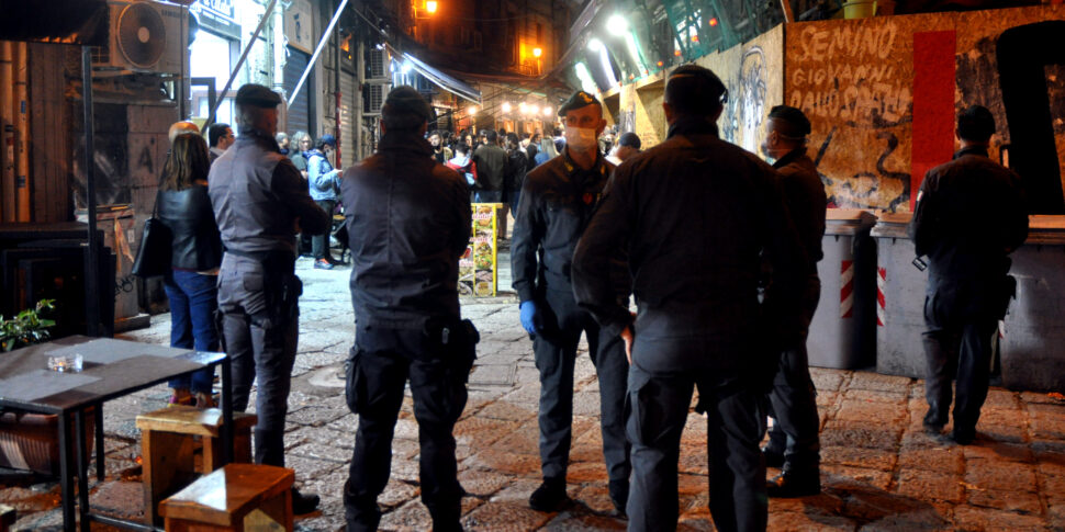 Palermo, serata di musica finisce con i sigilli: blitz della polizia alla Vucciria, sequestrato un locale Palermo, serata di musica finisce con i sigilli: blitz della polizia alla Vucciria, sequestrato un locale