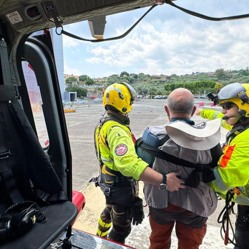 Escursionista ferito sull’Etna, soccorso in elicottero dai vigili del ...