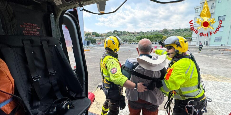 Escursionista ferito sull’Etna, soccorso in elicottero dai vigili del fuoco Escursionista ferito sull’Etna, soccorso in elicottero dai vigili del fuoco