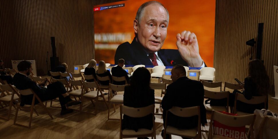 Forum di San Pietroburgo, Putin alza il tiro: "L Forum di San Pietroburgo, Putin alza il tiro: "L