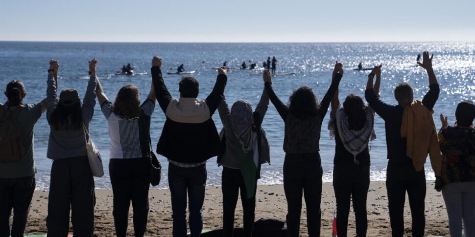 https://assets.gazzettadelsud.it/2025/06/People-participate-in-a-march-for-Palestine-in-Valparaiso-Chile-07-June-2025-970x485.jpg