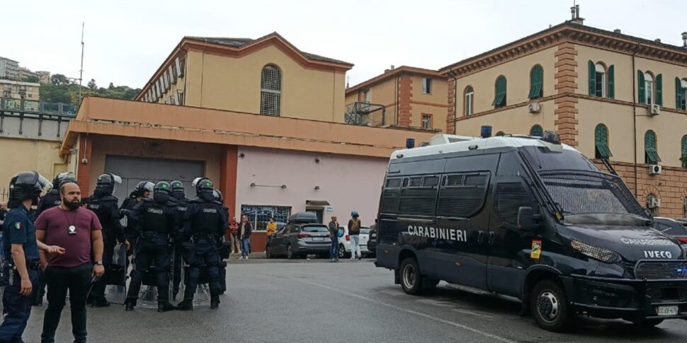 Rivolta nel carcere di Marassi a Genova: due gli agenti feriti. Alcuni detenuti avrebbero provato a scavalcare il muro di cinta Rivolta nel carcere di Marassi a Genova: due gli agenti feriti. Alcuni detenuti avrebbero provato a scavalcare il muro di cinta