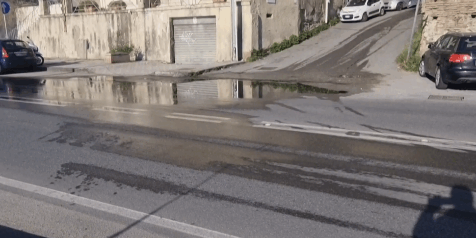 Messina: prigionieri di una perdita fognaria a Paradiso. Liquami anche sul letto del torrente San Filippo