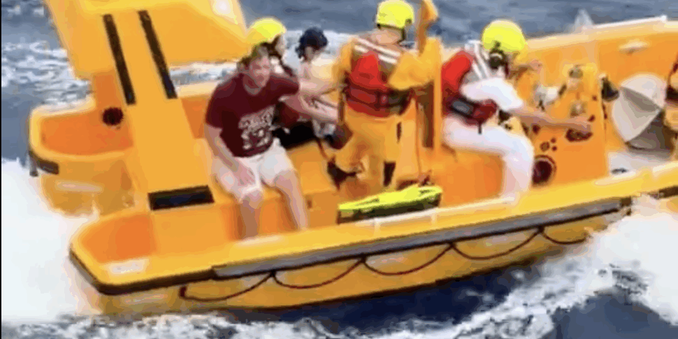 bimba cade da una nave da crociera in florida il video dell8217eroico salvataggio del padre tenuta a galla per 20 minuti
