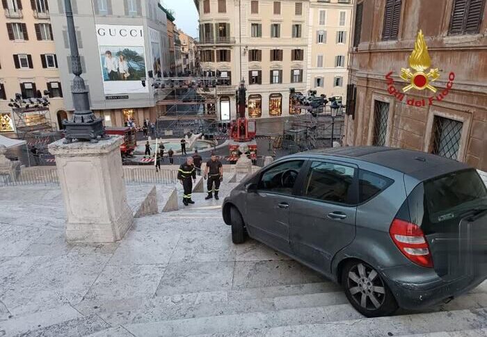 roma incredibile a trinit224 dei monti 80enne scende la scalinata in auto alle 4 del mattino