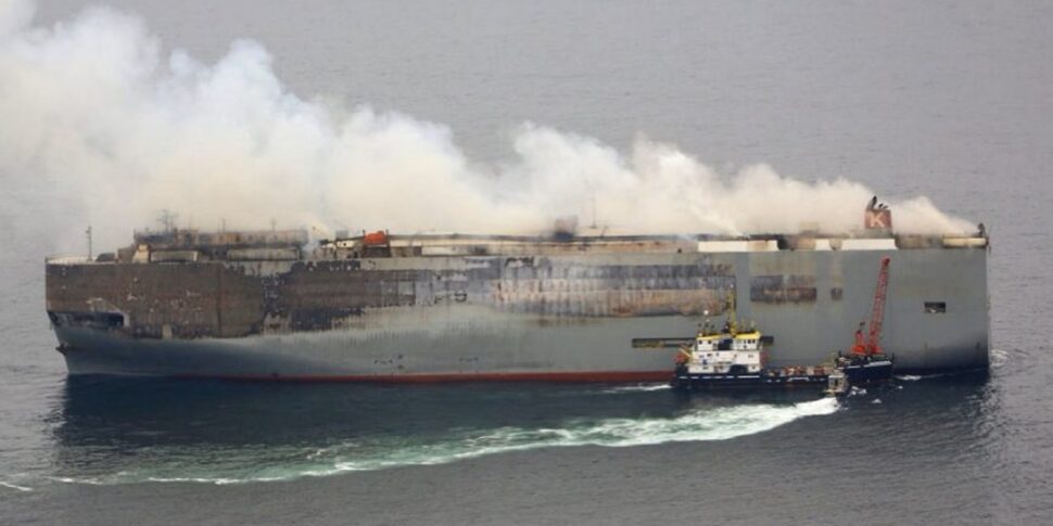 Inferno nell’oceano: nave cargo in fiamme con 3.000 auto alla deriva al largo dell’Alaska