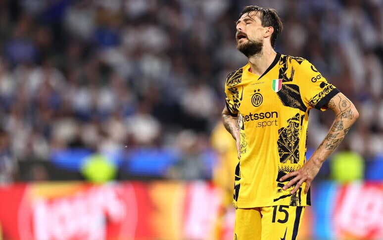 Acerbi nervoso dopo lo sfottò di un tifoso del Psg: “Così non va bene, io sono matto: ti sfondo di botte”