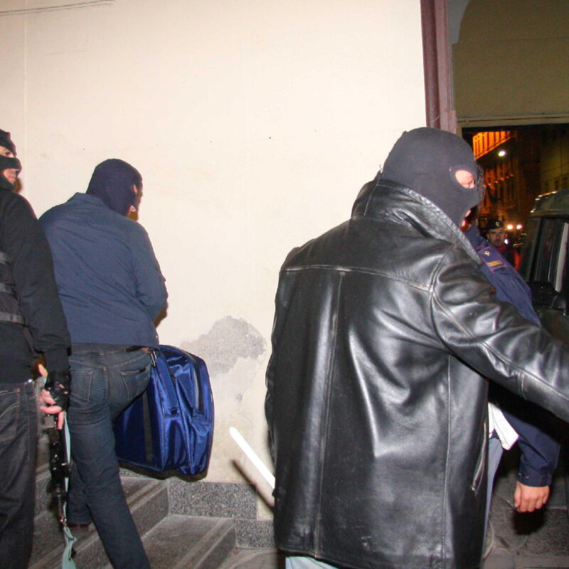 20091115 - PALERMO - CRO : MAFIA: RACCUGLIA; BOSS PORTATO A PALERMO, POLIZIOTTI GIOISCONO.I poliziotti all'arrivo del capomafia Mimmo Raccuglia a Palermo dopo l'arresto oggi 15 novembre 2009. Il capomafia Mimmo Raccuglia, numero due di Cosa Nostra, arrestato nel pomeriggio di oggi 15 novembre 2009 dagli uomini della mobile e dagli agenti dello Sco, e' arrivato alla questura di Palermo accompagnato da una decina di auto della polizia. Gli agenti che hanno partecipato al blitz sono stati accoltidagli applausi dei ragazzi del Comitato antiracket Addiopizzo.ANSA / FRANCO LANNINO / PAL