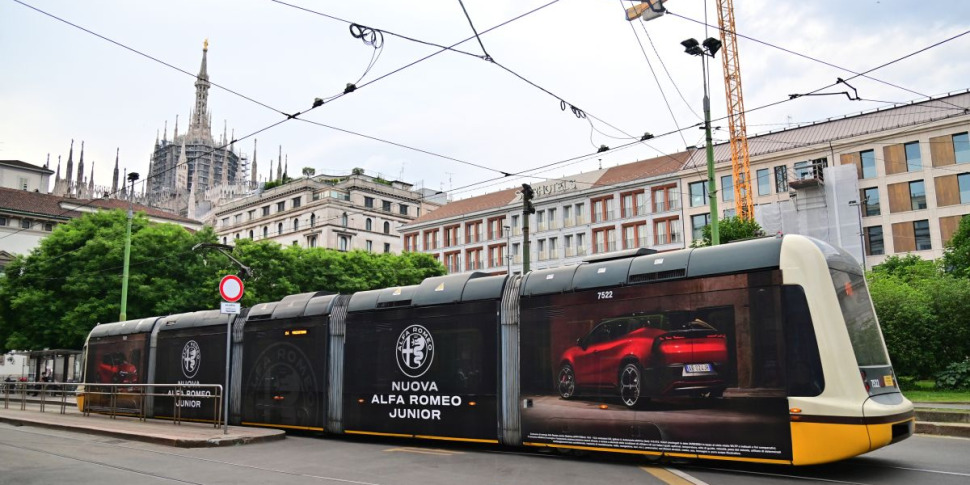 https://assets.gazzettadelsud.it/2025/06/alfa-romeo-junior-corre-veloce-sui-binari-di-milano-2053142-970x485.jpg