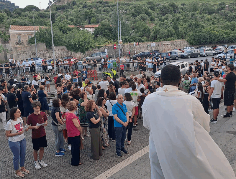 “Sei scolpito nei nostri cuori”. Lacrime e preghiere a Messina per Gabriele Cavò nella 'sua' Bordonaro