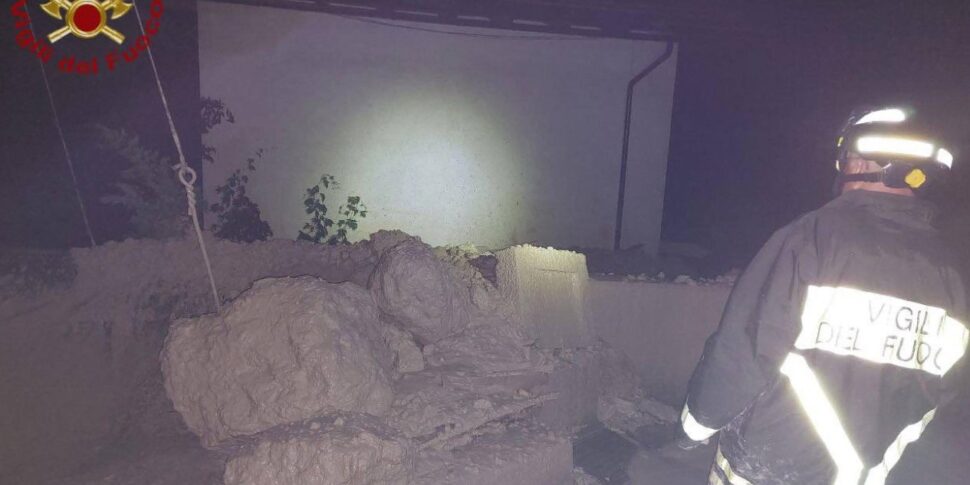 maltempo frana nel cadore investite case chiusa la statale 51 zaia firma lo stato d emergenza