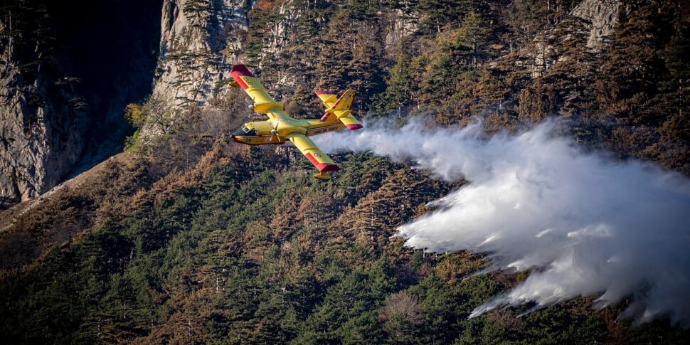 https://assets.gazzettadelsud.it/2025/06/canadair-6768428_1280-970x485.jpg
