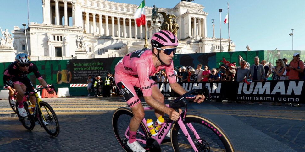Il Giro 2025 chiude a Roma ed incorona Simon Yates. Kooj vince l’ultima tappa