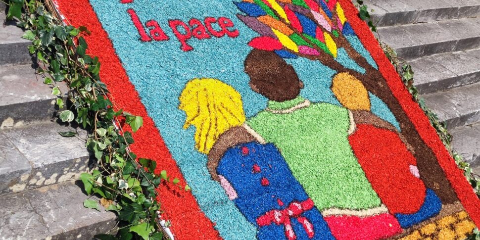 Fede, amore e pace tra i petali a Messina: l’Infiorata del cuore per Loredana a Faro Superiore VIDEO Fede, amore e pace tra i petali a Messina: l’Infiorata del cuore per Loredana a Faro Superiore VIDEO