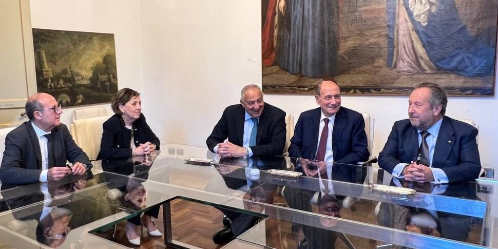 https://assets.gazzettadelsud.it/2025/06/da-sx.-al-tavolo-Mistretta-Faraoni-Lagalla-Schifani-Mariani-970x485.jpg