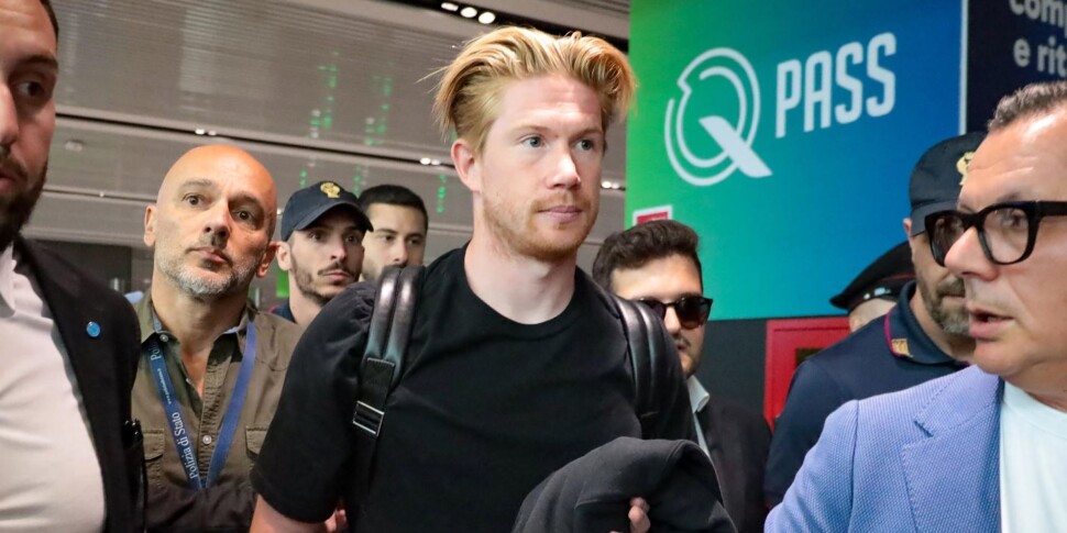 De Bruyne accolto come una star, è a casa De Laurentiis a Roma per firma con il Napoli De Bruyne accolto come una star, è a casa De Laurentiis a Roma per firma con il Napoli