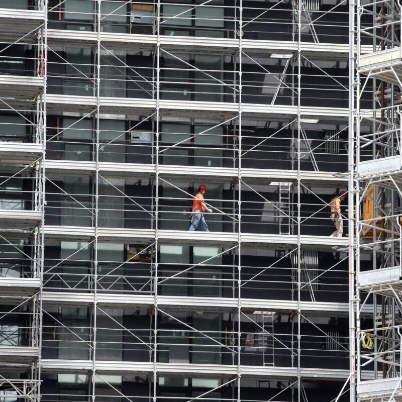 Operai al lavoro nel cantiere edile nella zona Porta Nuova a Milano. MATTEO BAZZI / ANSA