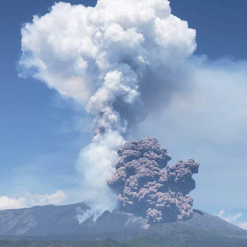 Gente in fuga da una vasta nube causata prodotto dal collasso di materiale dal fianco settentrionale del Cratere di Sud-Est, Catania 2 giugno 2025. FACEBOOK/ CENTRO METEREOLOGICO SICILIANO + ATTENZIONE LA FOTO NON PUO' ESSERE PUBBLICATA O RIPRODOTTA SENZA L'AUTORIZZAZIONE DELLA FONTE DI ORIGINE CUI SI RINVIA + NPK