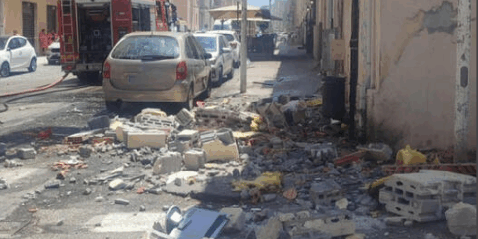 Inferno a Sassari, esplosione in una palazzina: un 63enne in coma. Si scava tra le macerie Inferno a Sassari, esplosione in una palazzina: un 63enne in coma. Si scava tra le macerie