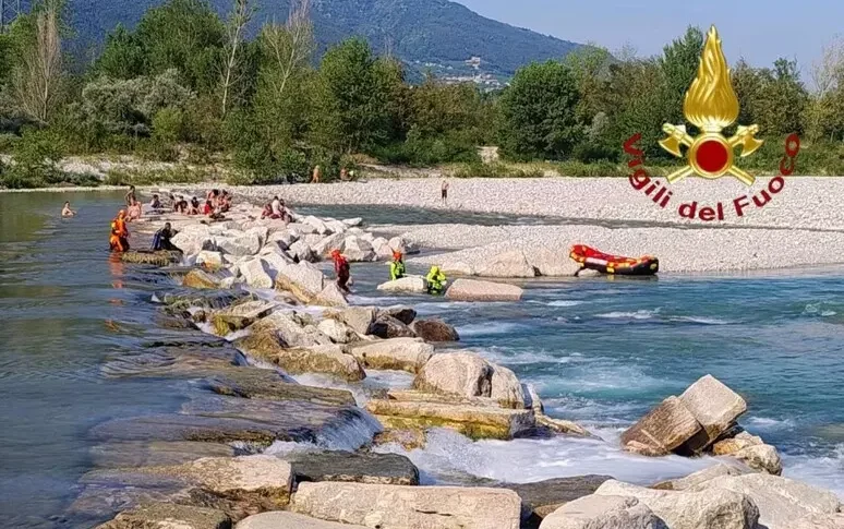 Bimba di 10 anni annega nel Piave, recuperato il corpo. Stava facendo il bagno con i fratelli Bimba di 10 anni annega nel Piave, recuperato il corpo. Stava facendo il bagno con i fratelli