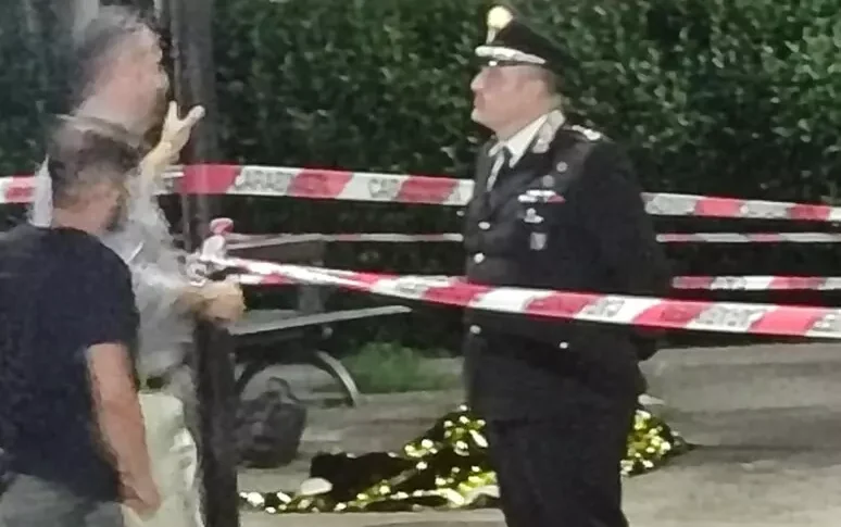Femminicidio a Macerata, 45enne uccisa a coltellate in strada davanti ai passanti. Sul web gli istanti successivi al delitto Femminicidio a Macerata, 45enne uccisa a coltellate in strada davanti ai passanti. Sul web gli istanti successivi al delitto