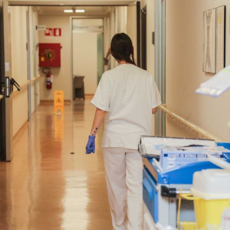 ROMA (ITALPRESS) – Dopo un lungo e articolato percorso negoziale, iniziato nel 2024 e proseguito nei mesi successivi, è stata firmata oggi la preintesa per il rinnovo del contratto collettivo nazionale del comparto sanità per il triennio 2022-2024, che riguarda oltre 580mila dipendenti non medici del Servizio sanitario nazionale. L’accordo è stato sottoscritto dalle organizzazioni