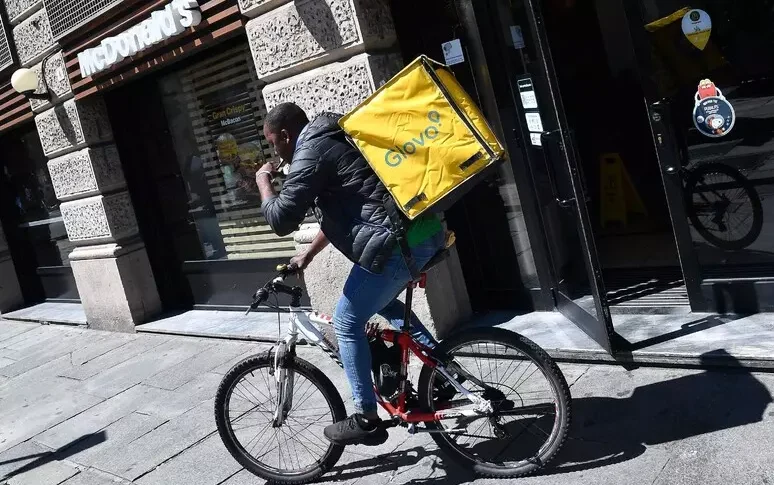  cartello sui dipendenti del delivery maxi multa dell ue a hero e glovo