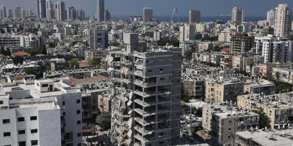 Missili iraniani su Israele, palazzi distrutti a Bat Yam: dieci i morti e centinaia di feriti. Si scava tra le macerie Missili iraniani su Israele, palazzi distrutti a Bat Yam: dieci i morti e centinaia di feriti. Si scava tra le macerie