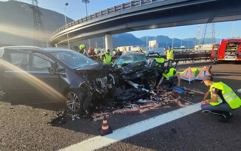 Tragico schianto in autostrada, auto contromano sulla A22: un morto e 5 feriti a Bolzano Tragico schianto in autostrada, auto contromano sulla A22: un morto e 5 feriti a Bolzano