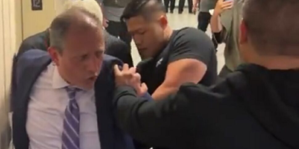 "Aiuta un immigrato": arrestato Brad Lander, candidato sindaco di New York VIDEO "Aiuta un immigrato": arrestato Brad Lander, candidato sindaco di New York VIDEO