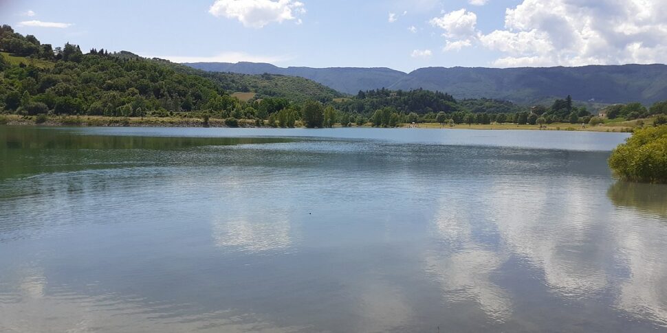 Bimba di 10 anni scompare mentre fa il bagno nel lago a Barberino del Mugello: ricerche in corso Bimba di 10 anni scompare mentre fa il bagno nel lago a Barberino del Mugello: ricerche in corso