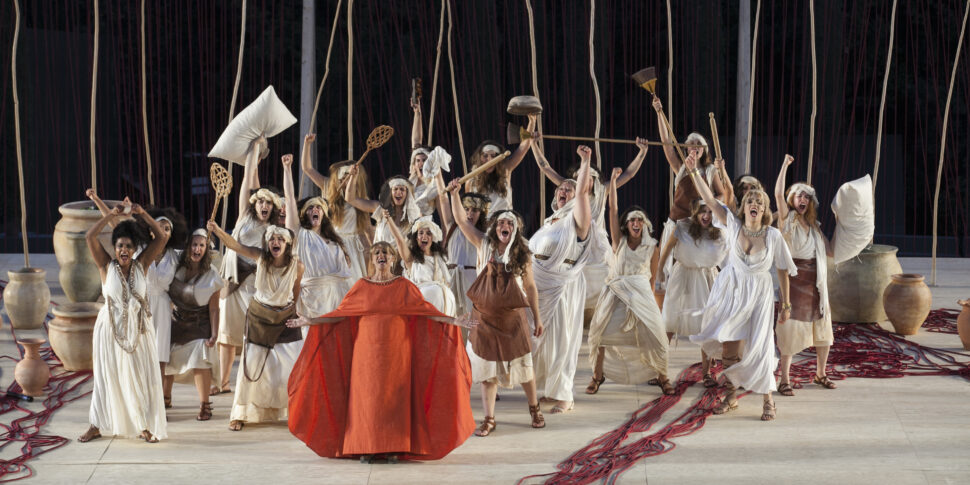successo per il debutto della lisistrata a siracusa applausi a scena aperta per lella costa