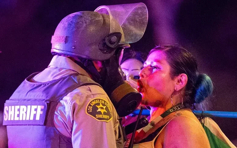 Los Angeles, proteste per i raid anti immigrazione. Trump manda i soldati, proiettili di gomma sui manifestanti: 27 arresti Los Angeles, proteste per i raid anti immigrazione. Trump manda i soldati, proiettili di gomma sui manifestanti: 27 arresti