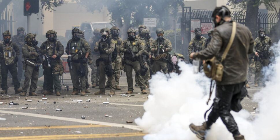 Los Angeles, nuove proteste per i raid anti immigrazione. Trump: "Pronti a mandare soldati ovunque per riavere l Los Angeles, nuove proteste per i raid anti immigrazione. Trump: "Pronti a mandare soldati ovunque per riavere l