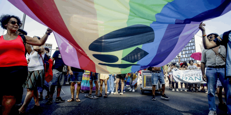 Milano Pride, al via la parata gemellata con Budapest: in corteo 350 mila Milano Pride, al via la parata gemellata con Budapest: in corteo 350 mila