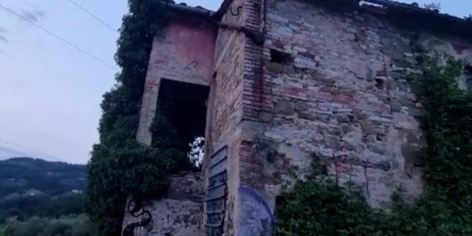 Una vertebra nel giardino degli orrori di Montecatini dove sono stati ritrovati i corpi di Denisa e Ana Una vertebra nel giardino degli orrori di Montecatini dove sono stati ritrovati i corpi di Denisa e Ana
