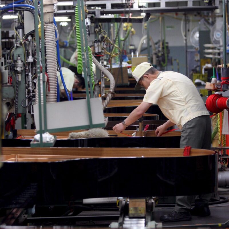 20080520 - INDUSTRIA: ISTAT, ORDINATIVI MARZO -3,7%, PEGGIORE DA 2004 .Un'operaio metalmeccanico al lavoro in un'immagine d'archivio. - Gli ordini dell'industria italiana a marzo sono diminuiti del 3,7% rispetto a marzo 2007, per effetto di un calo del 3,4% sul mercato interno e del 4,3% sul mercato estero. Lo comunica l'Istat, precisando che si tratta del peggior dato dal gennaio 2004, quando gli ordinativi erano calati del 6,1%. Il gennaio 2004, precisa l'Istat, e' stato l'ultimo mese in cui i sei dati relativi al fatturato totale, estero e nazionale, e ordinativi totali, estero e nazionale, erano risultati tutti negativi.giORGIO BENVENUTI-ARCHIVIO / ANSA / JI